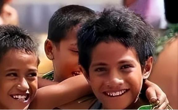 在遥远的大洋洲竟然有一个“透明王国”：不管男性还是女性，都不怎么注重隐私，穿着开