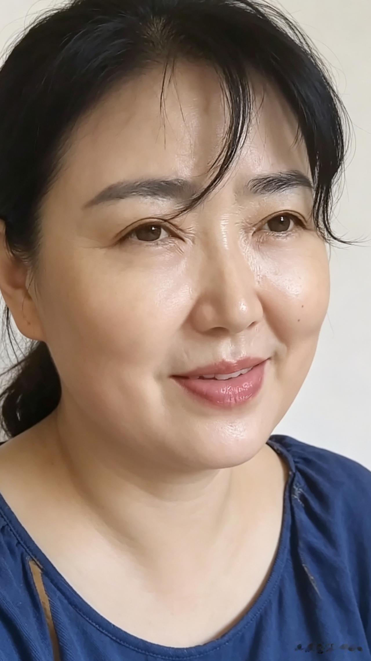 今年五十四咯，也懒得遮遮掩掩藏皱纹了，人实实在在的样子反倒看着舒服。活到这个岁数