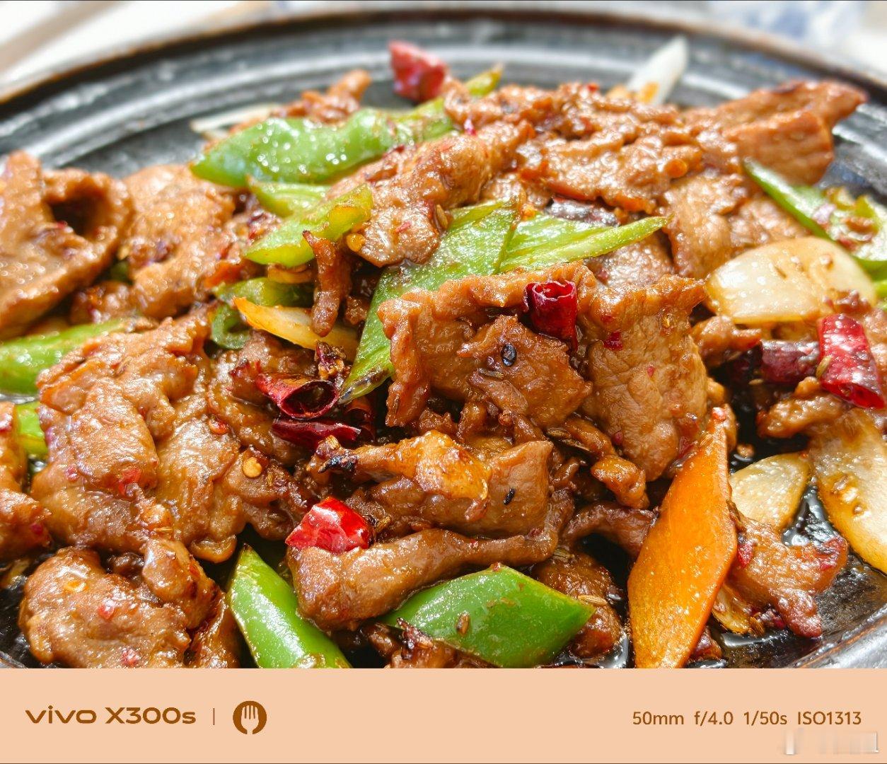 今天送小侄女一部手机，侄女请我吃饭。看看东北菜量是不是超大