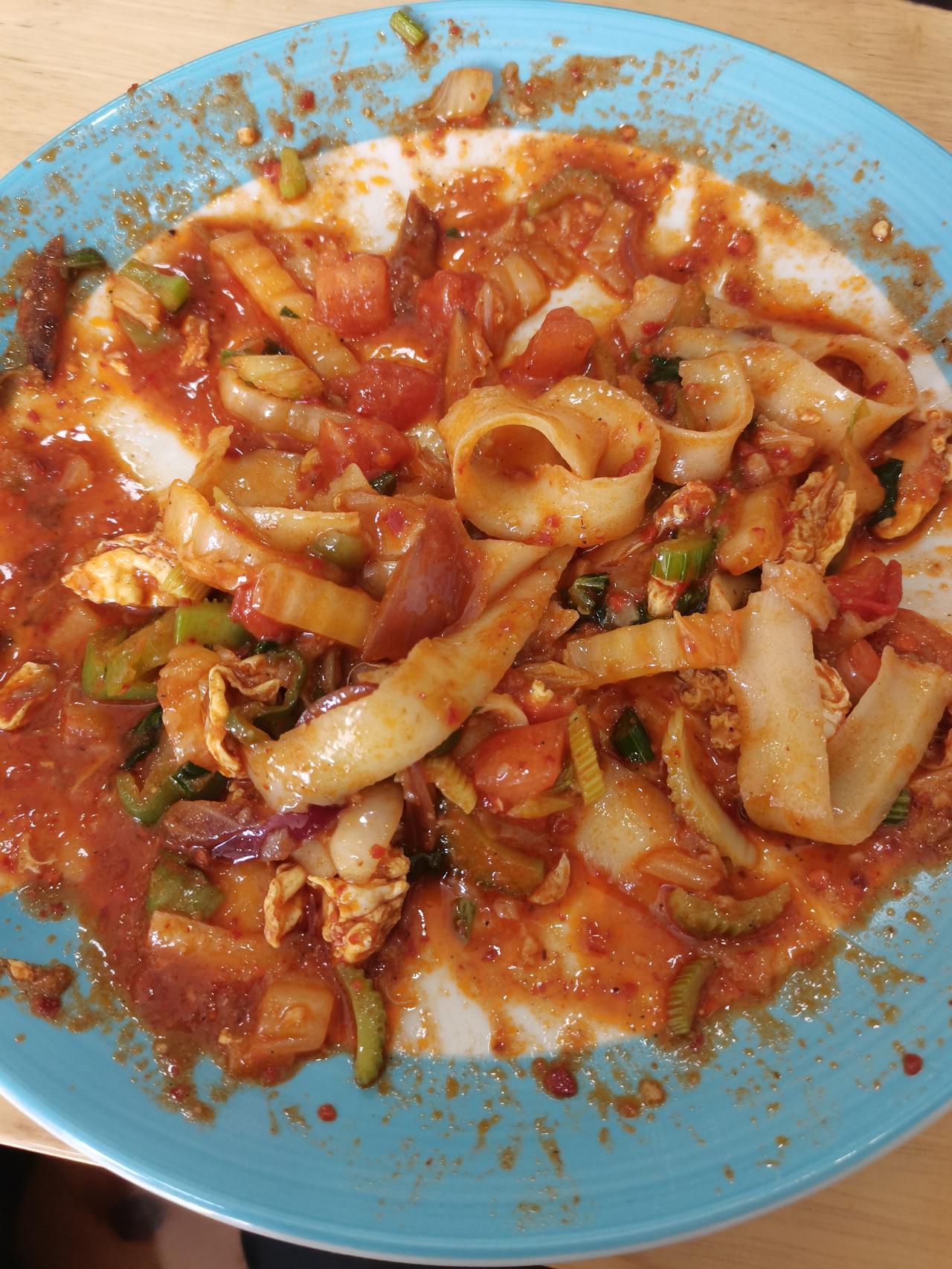 震惊啊，你个西红柿鸡蛋炒面为什么要放这么多辣椒呢！
炒面家常 吃面条放鸡蛋