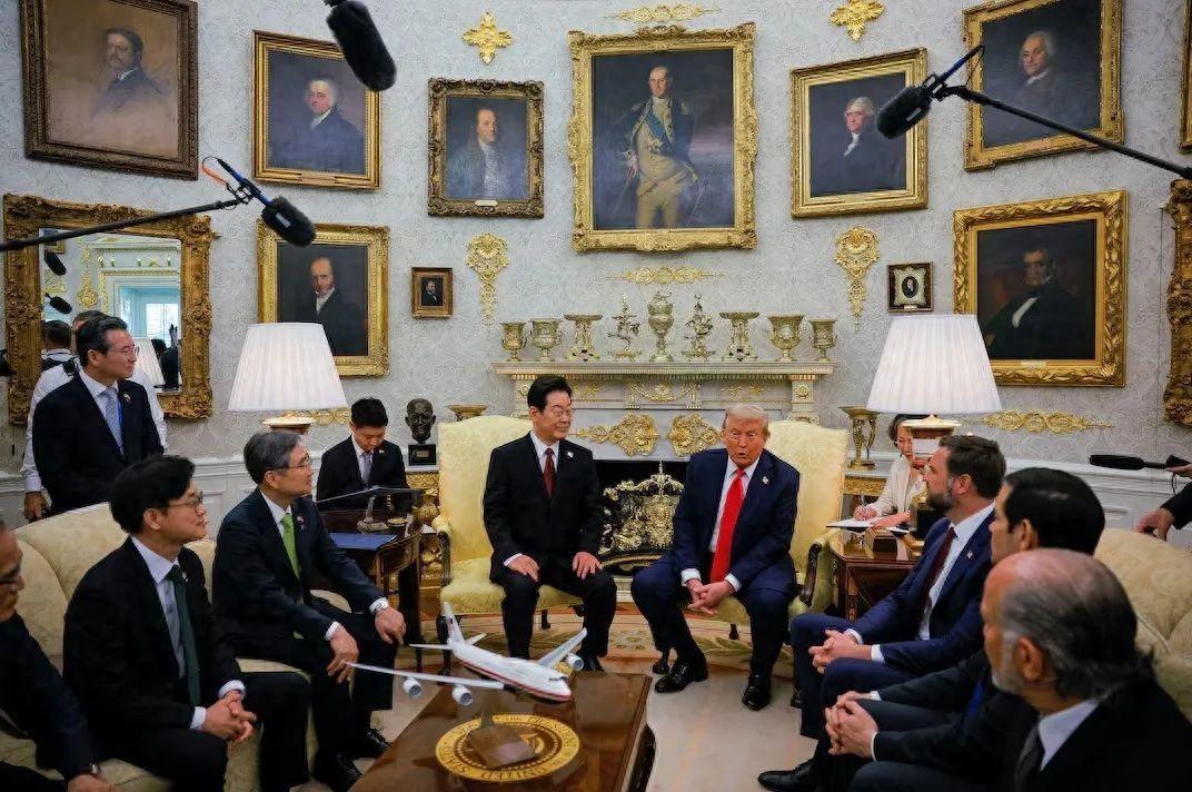 一片哗然！韩国总统李在明会晤特朗普时竟然坐姿像个小学生！

韩国总统李在明到访白