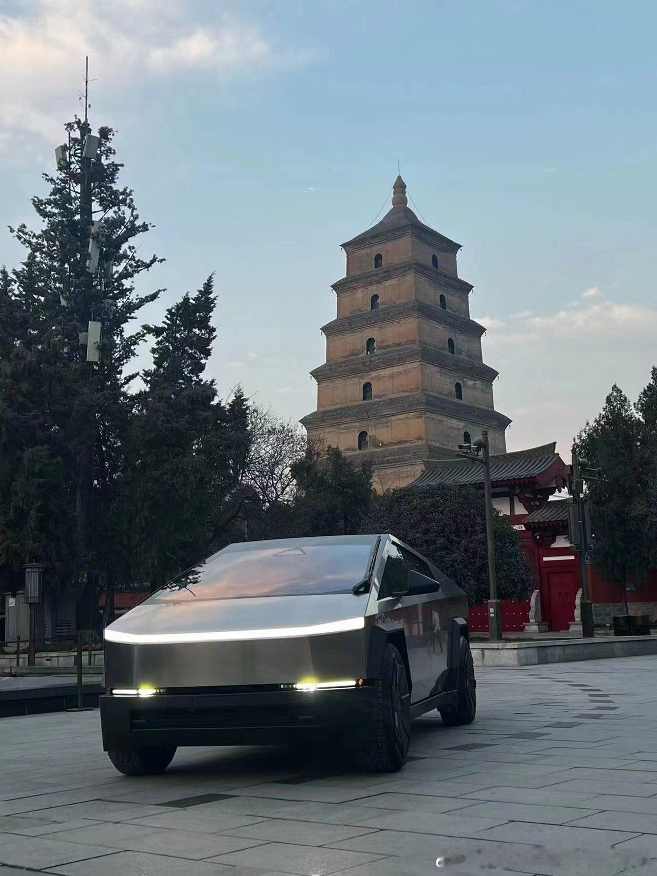 #特斯拉[超话]# $特斯拉(TSLA)$﻿ 特斯拉赛博越野旅行车在西安—大雁塔