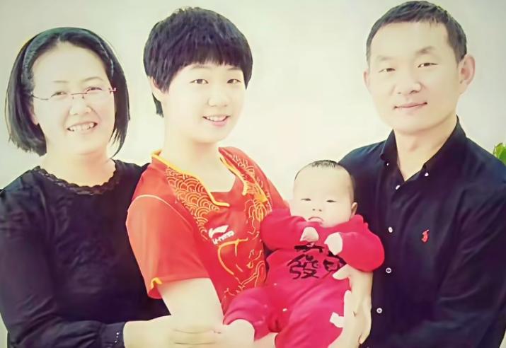 蒯曼父亲
霸气发文护女引热议
蒯曼父亲蒯本军在公众号发文
点评了女儿在世乒赛的表