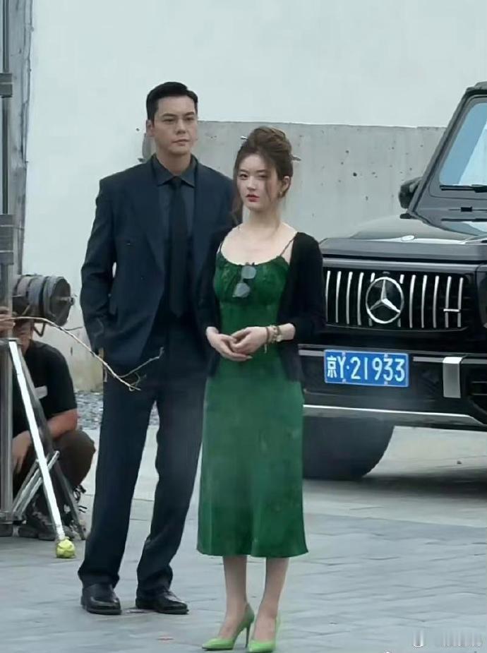 《许我耀眼》女主的头看着比男主的还大，头身比好奇怪。 ​​​
