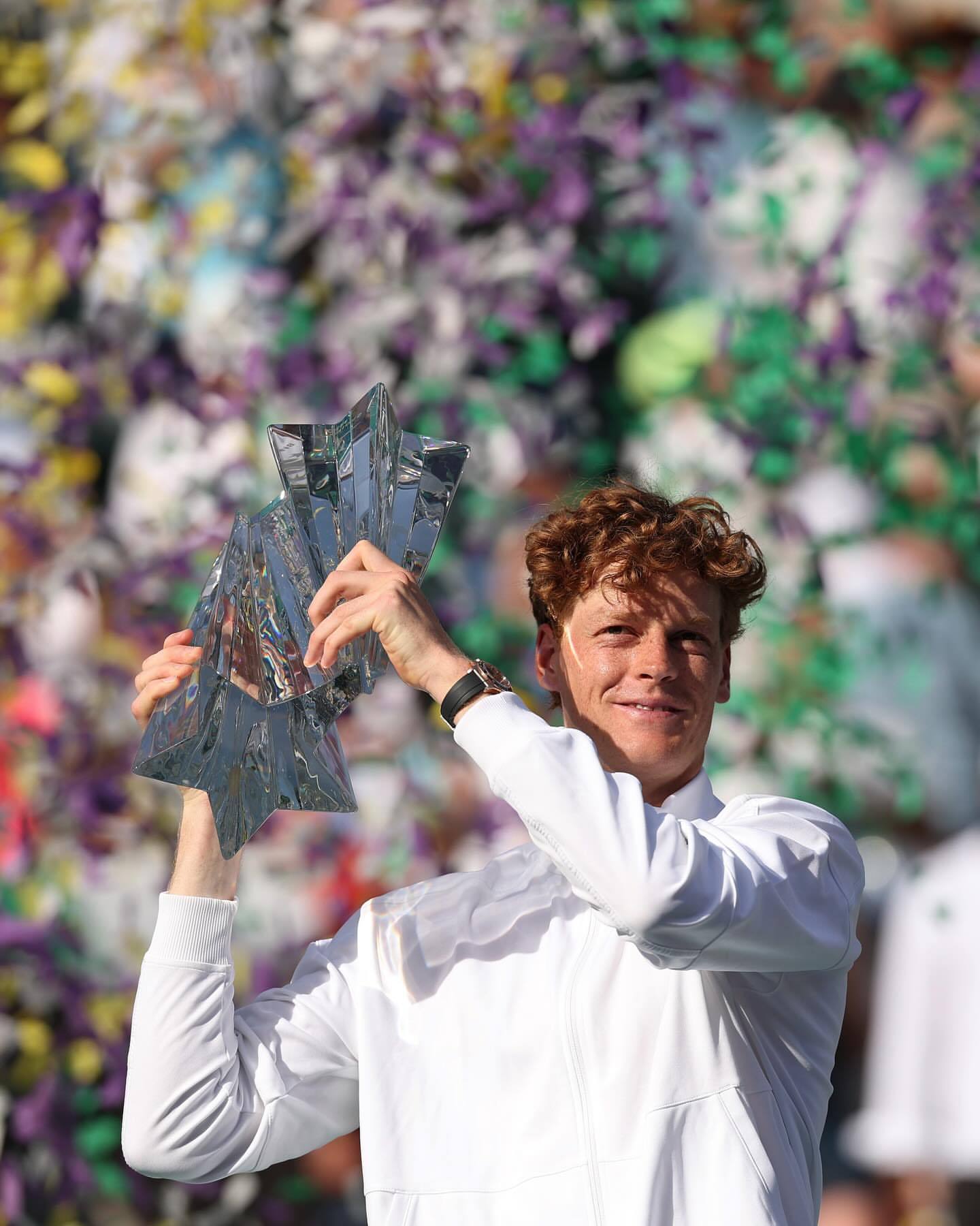 辛纳首夺印第安维尔斯冠军 辛纳捧杯图也来一波，不得不说第五大满贯的奖杯就是好看，