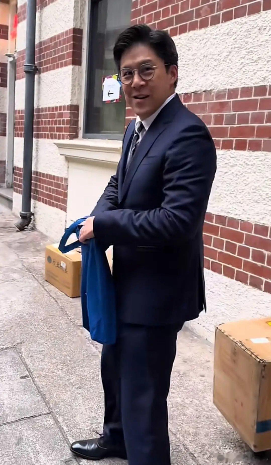 霍启刚与郭晶晶结婚时收获广大网友的祝福，夫妻俩平日也很接地气。这次霍启刚被偶遇，