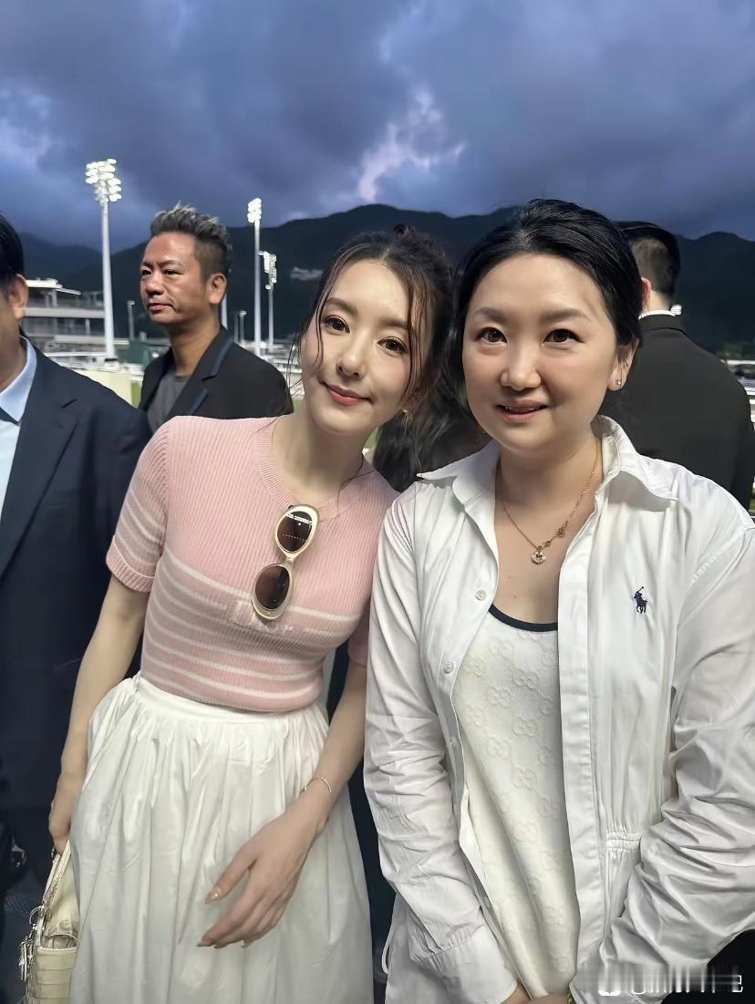 方媛美是挺美的，但跟普通人一比，鼻子还是太大了