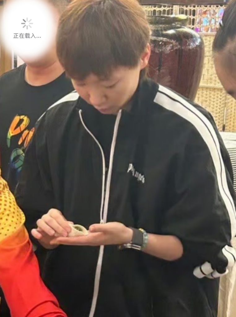 出撸起袖子 纤细骨感的手腕上戴着黑色手表 好迷恋这种