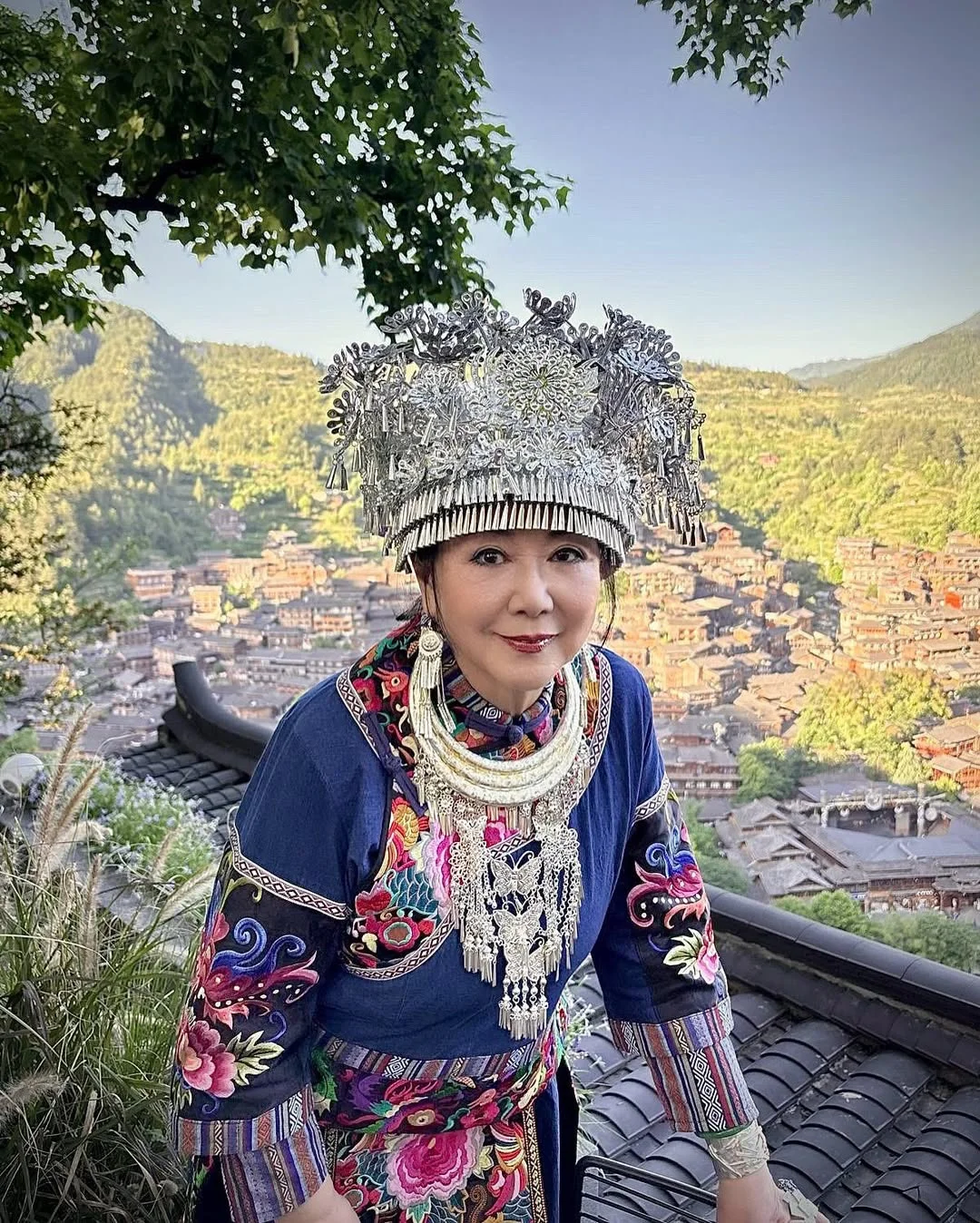 “荷妈”李司棋到贵州旅游穿民族服饰，好靓啊