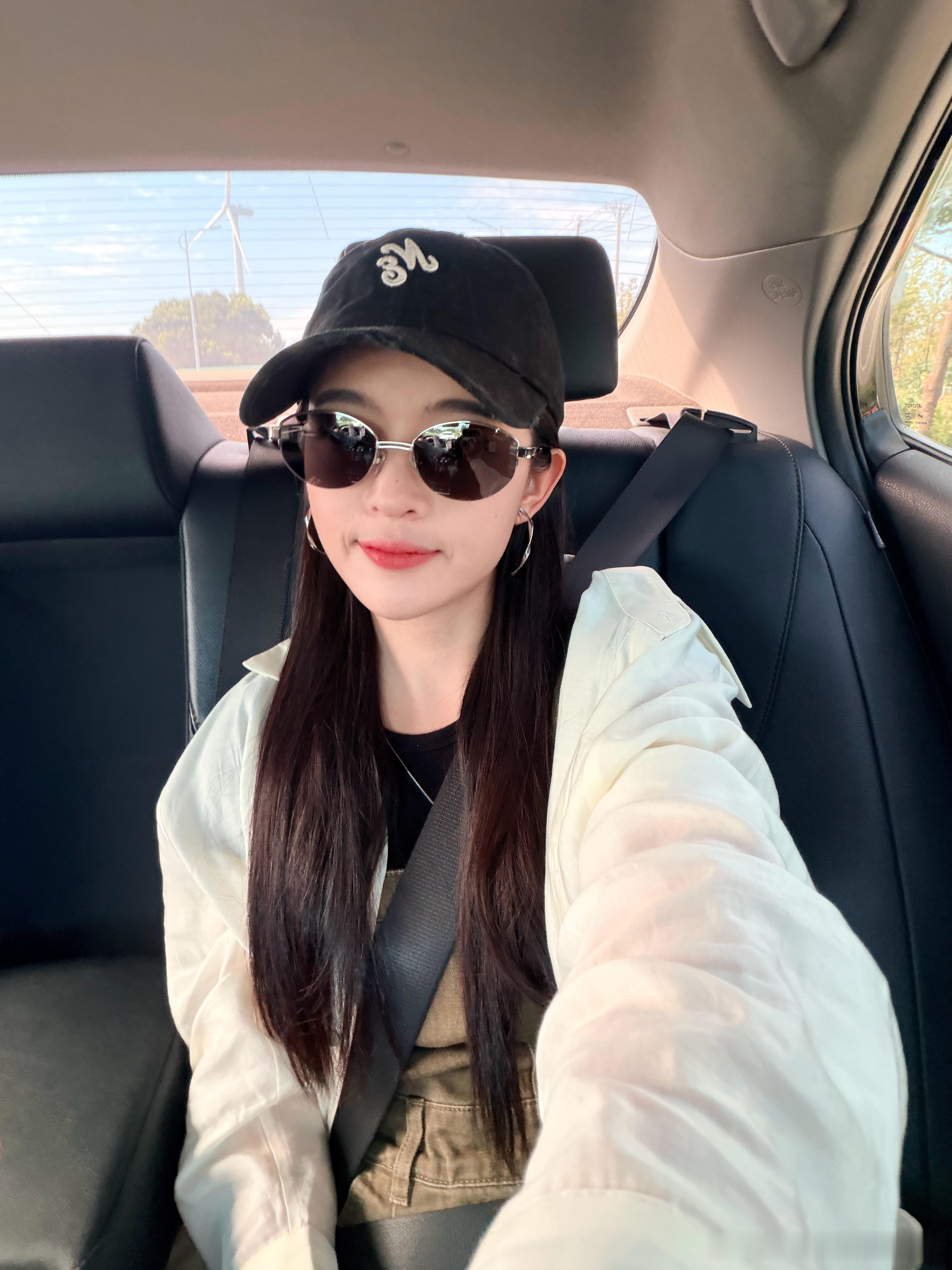 就睡了四个小时，还是戴个墨镜吧。