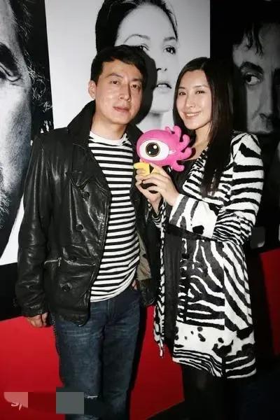 才知道他俩是夫妻，特别喜欢看女主拍的电视剧，演技特别的棒，尤其是那种苦情剧，家庭