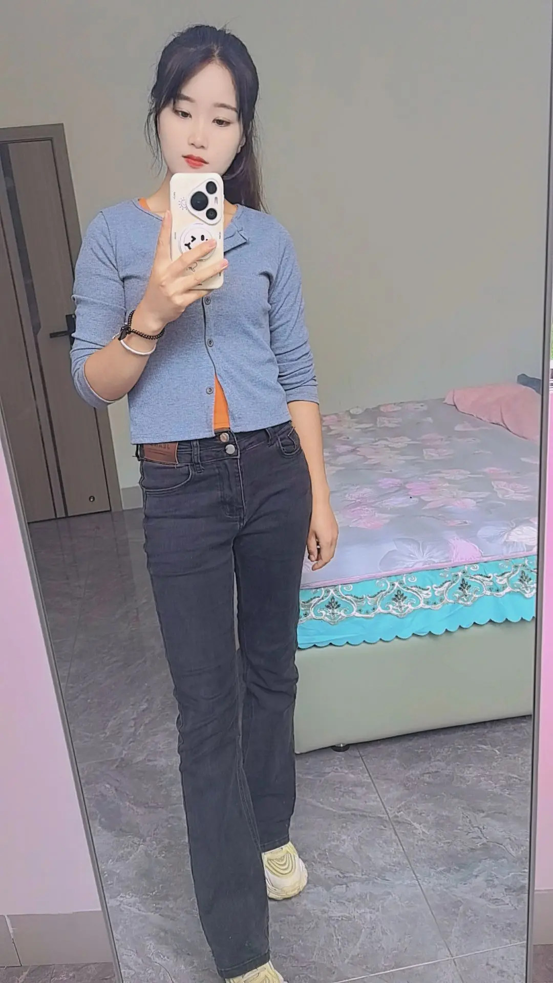 喜欢一个人就是这样，想念的时候，看上一眼，心里就会觉得很暖，牵挂的时候...