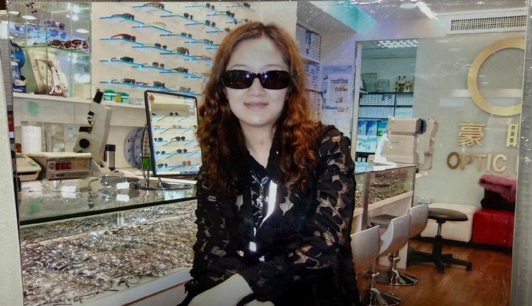 向涵之发了九张妈妈照片 这波“魔丸式晒妈”，让网友直呼羡慕。向涵之以俏皮文案公开