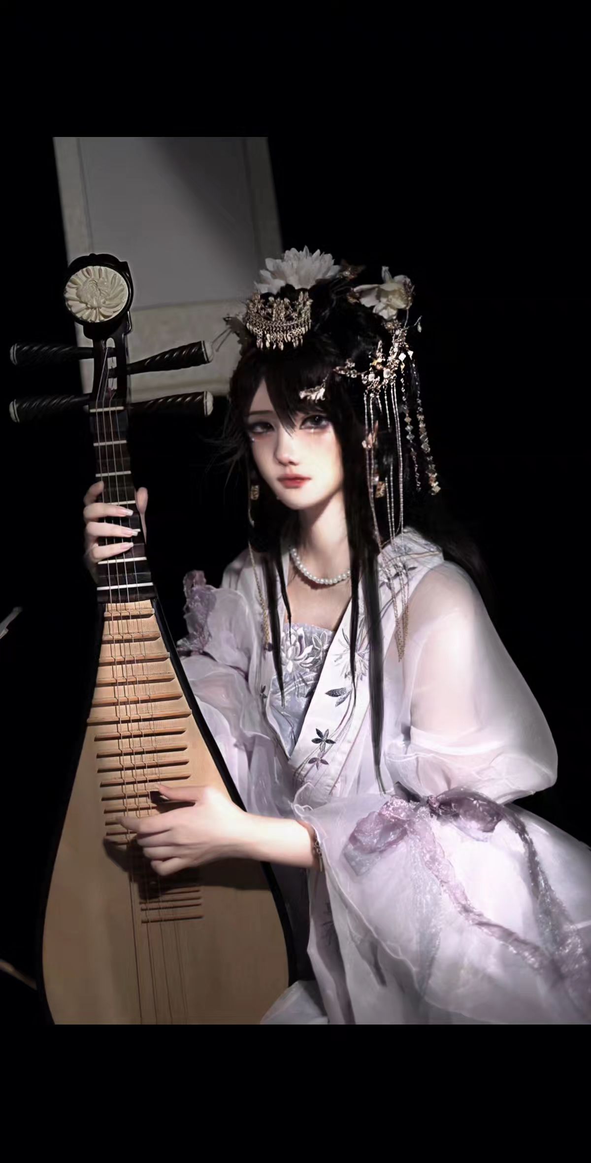 弹一首琵琶曲，世人争相思意。