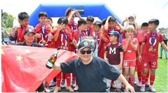 明明是强国，为何国足可以这么差？答案不在14亿人里选不出11个会踢球的，而在于那