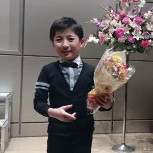 据说这是那谁小时候的照片，不过他是不是真的在中国，在哪个名门大学，这个还并没有爆