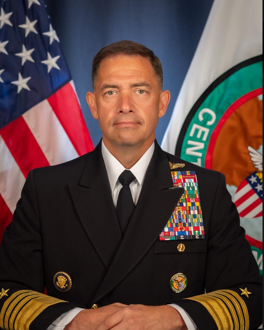 美军中央司令部司令布拉德·库珀海军上将，这是我见过勋表最多的美军军官，一共17排