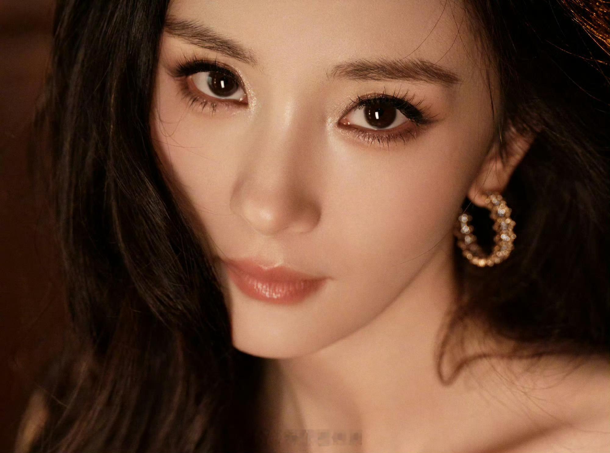 杨幂 颜值真的很高级且十年如一日的美，童星出道开始就越来越漂亮，一直美到现在真羡