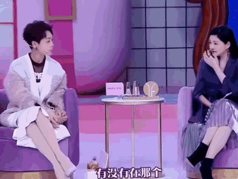 宁静：在瑞士，为了让皮肤更好，我打维生素针打了900针！

大S：900针？

