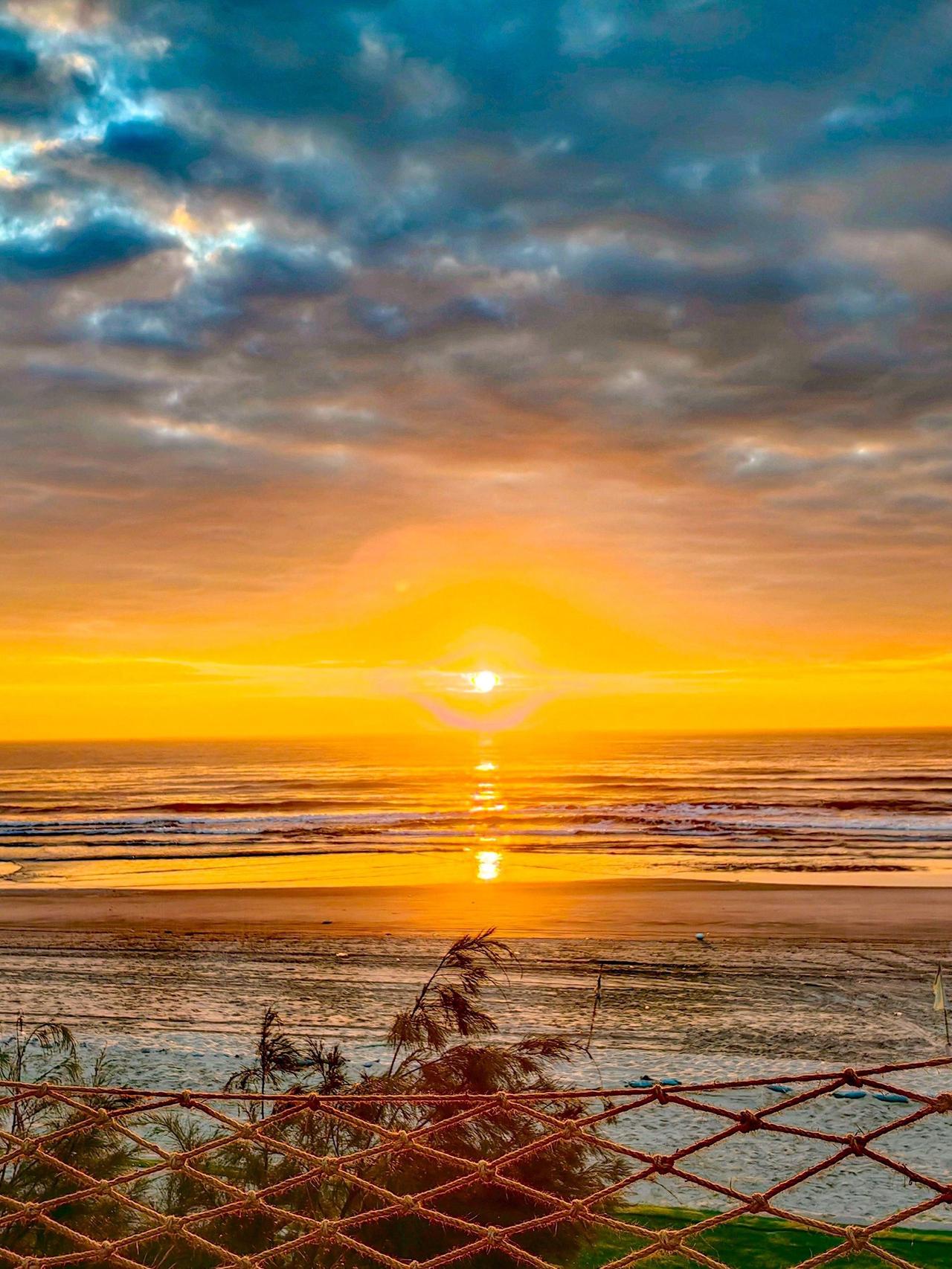 看到“月落西山大地暗”这个上联，我脑海里瞬间就有下联的灵感啦。我对“日出东海乾坤