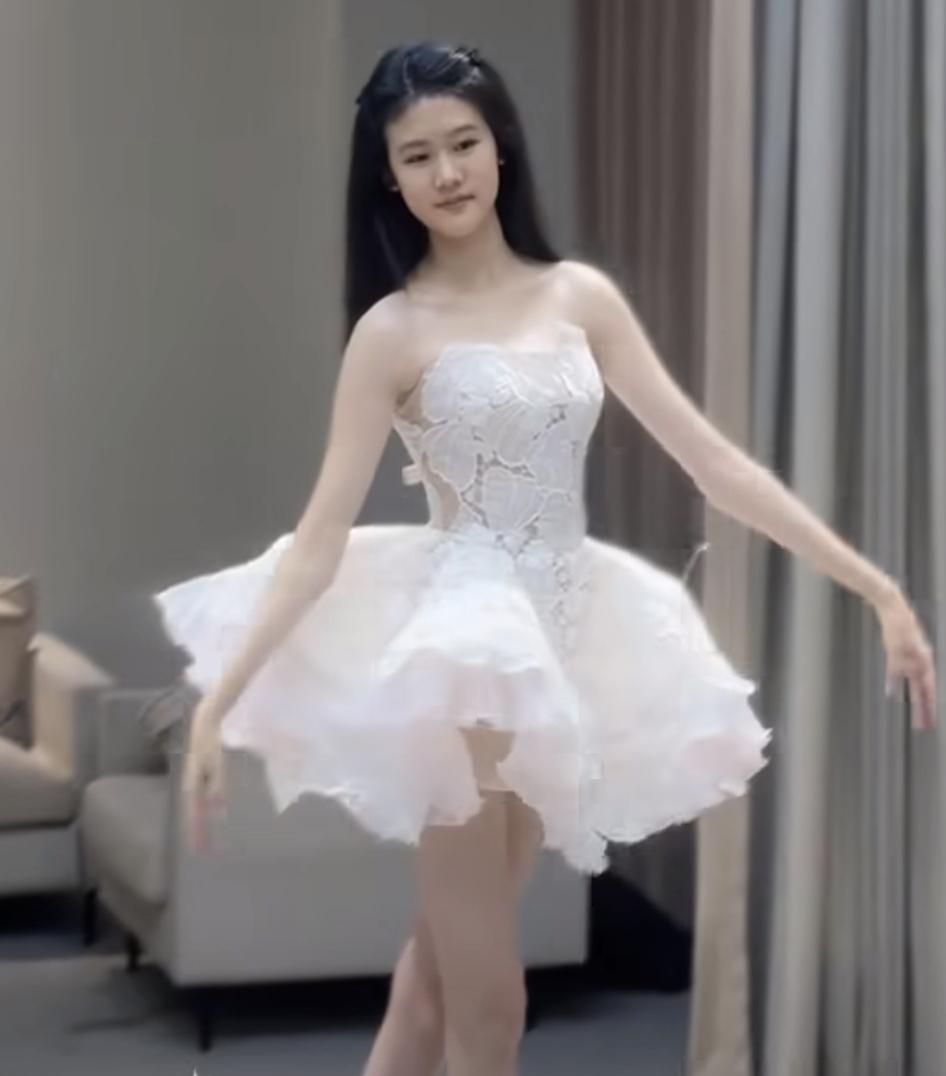 陆毅，太骄傲了！

10月20日，陆毅老婆鲍蕾晒出带大女儿贝儿，18岁生日的试装