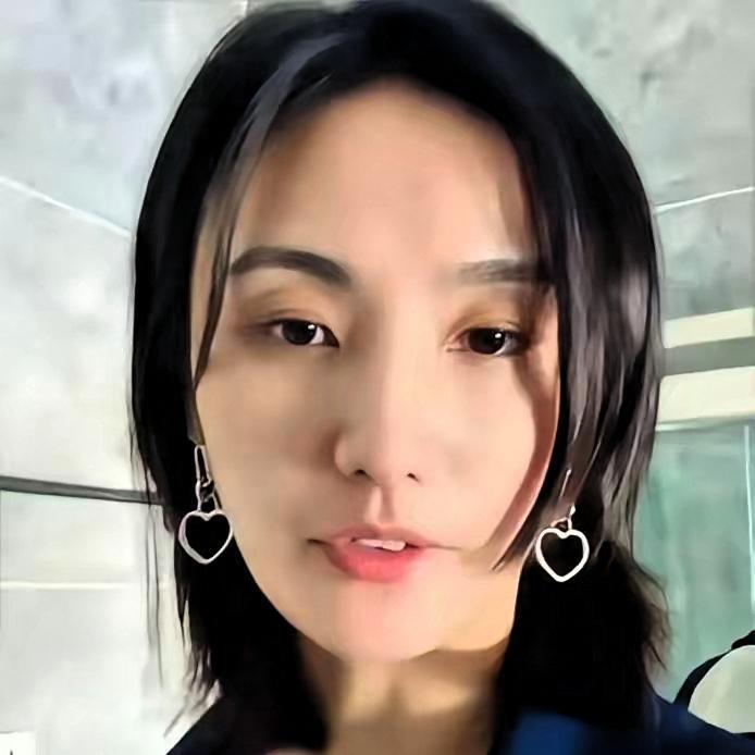 离婚没带娃，却带走了24个商标。
李亚鹏没给前妻钱，但给了她一条能自己赚钱的路。