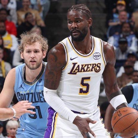 雷迪克表示，艾顿背部有些痉挛，可以在第四节回归，但他觉得海斯和范德彪的表现很好，