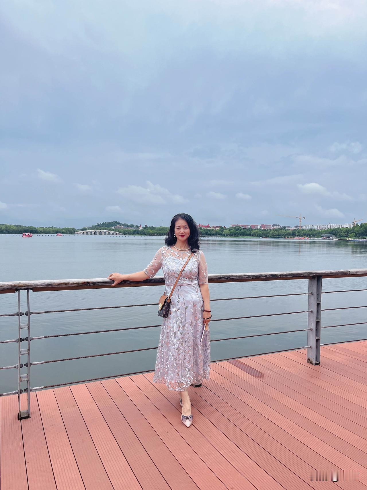 我53岁了，身高160，体重在110斤左右。

以前我穿衣服喜欢穿修身的，这样显