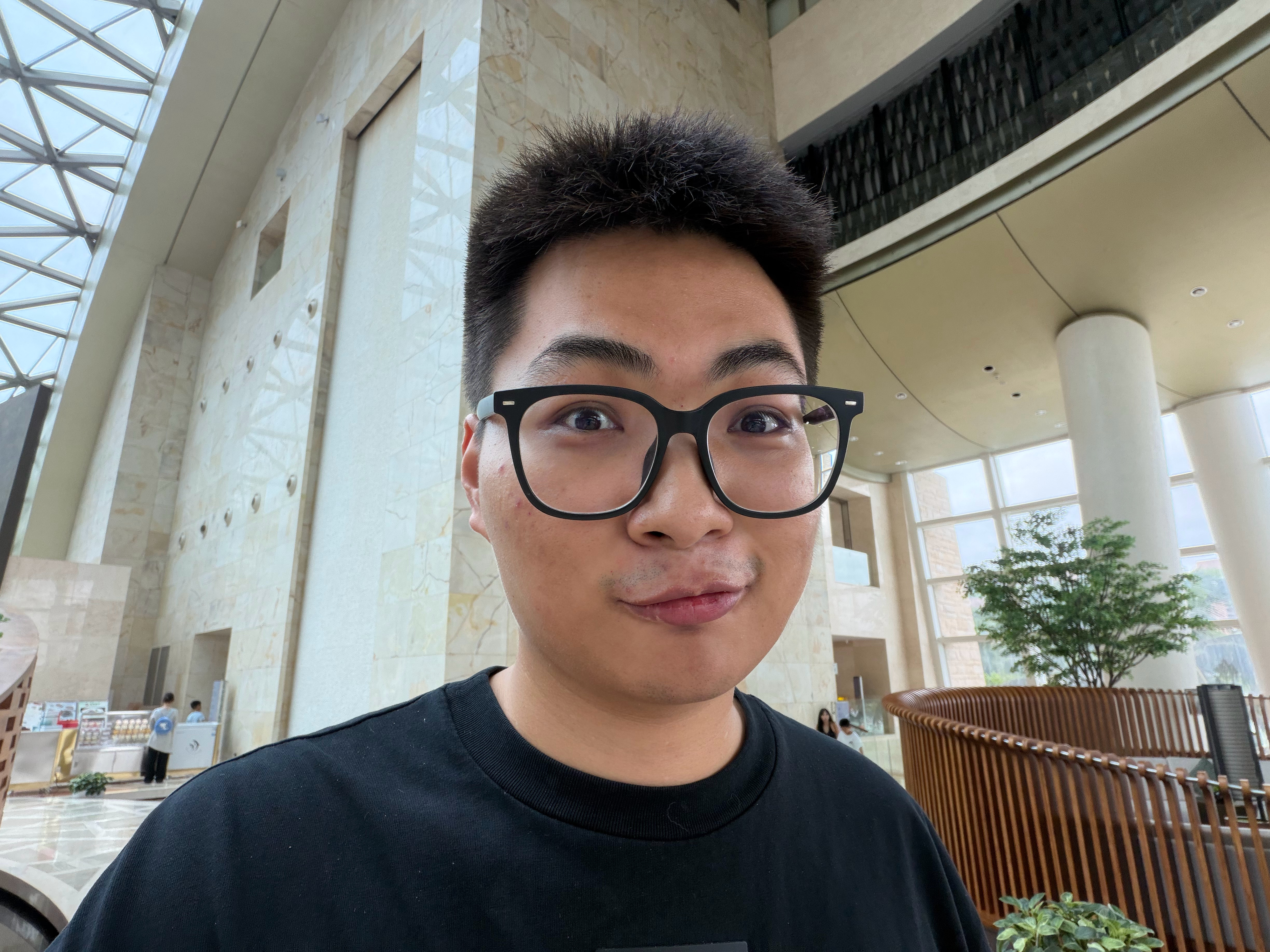 现在的成年人一定要融入年轻人！ 就比如我跟 20 后一起比赛套圈