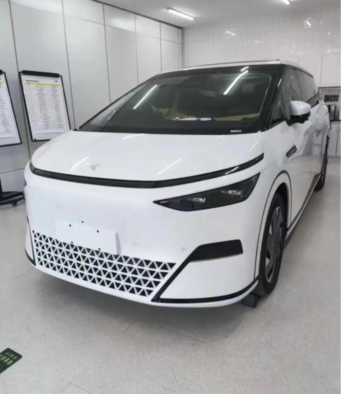 对于新势力来说，小鹏X9的设计还是太保守了。目前中高端中大型MPV市场日趋饱和，