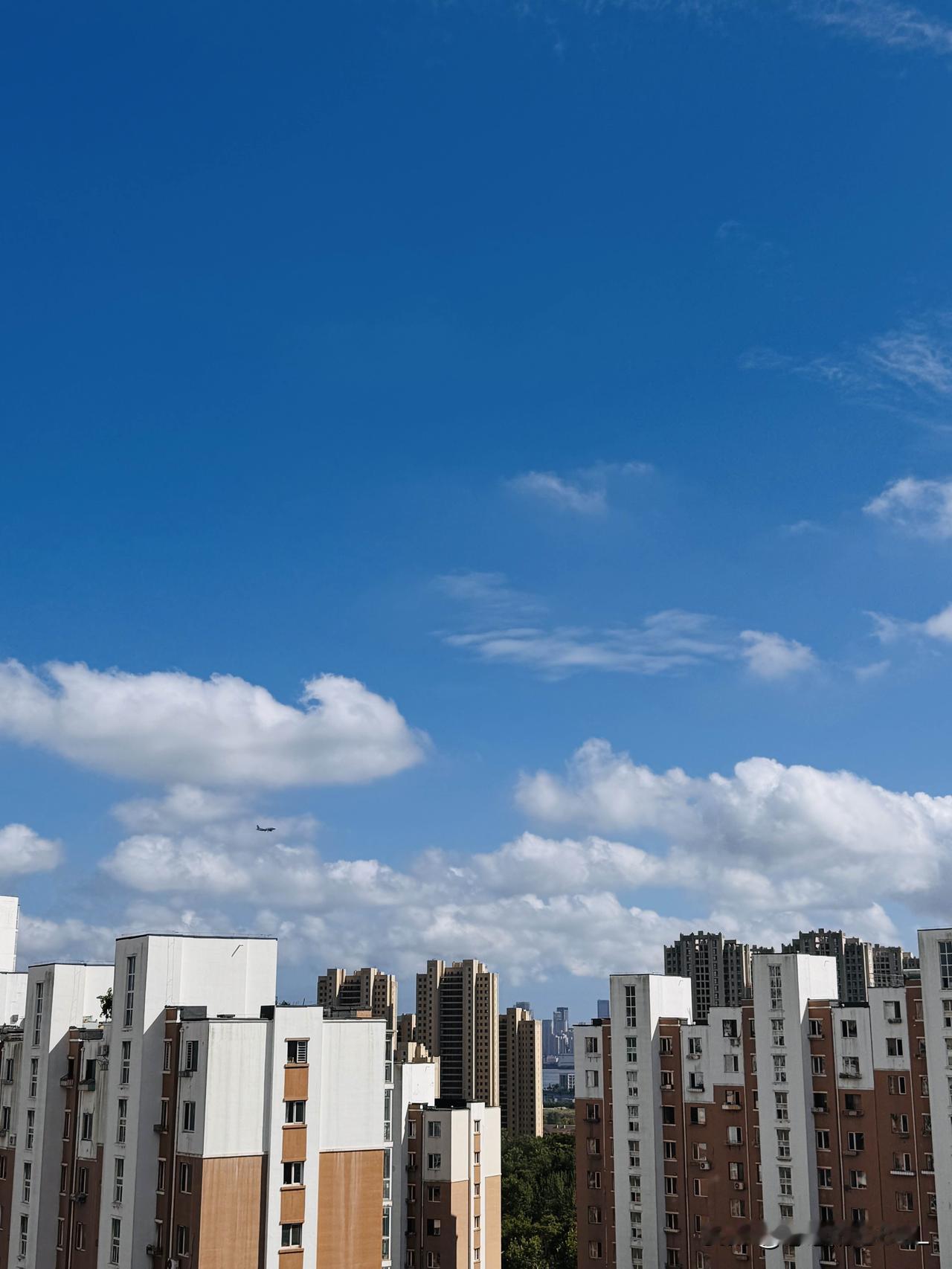我不仅拍到了蓝天白云，你们仔细看，里面还有一只大飞机。

我住的这个地方，天上经