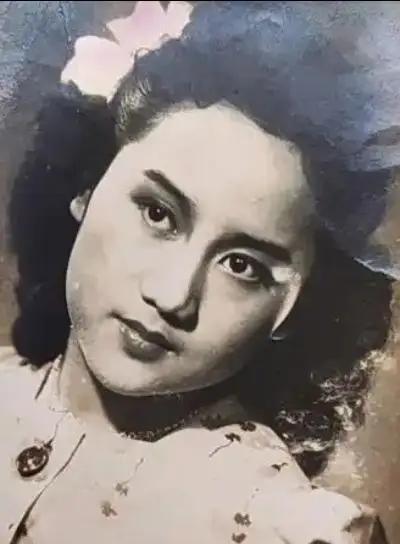 照片上这名光彩夺目的女子名叫于宪珍，她是抗战时期上海银行家的千金，本可以过着锦衣