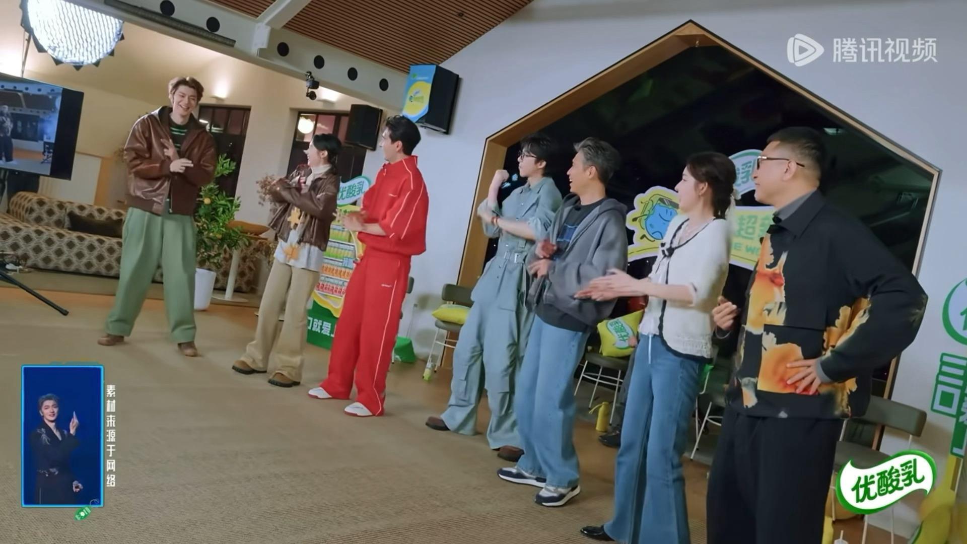 老师，是给我家孩子编了单独的舞蹈吗？  大家都在刀马我家孩子在锤马[流鼻血] ​