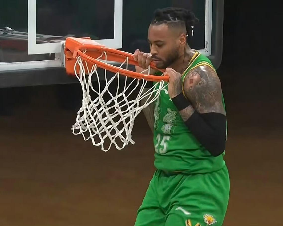 莫兰德赛场又“整活”了！扣篮命中竟兴奋地亲吻篮筐，领到技术犯规还开心地乐个不停。