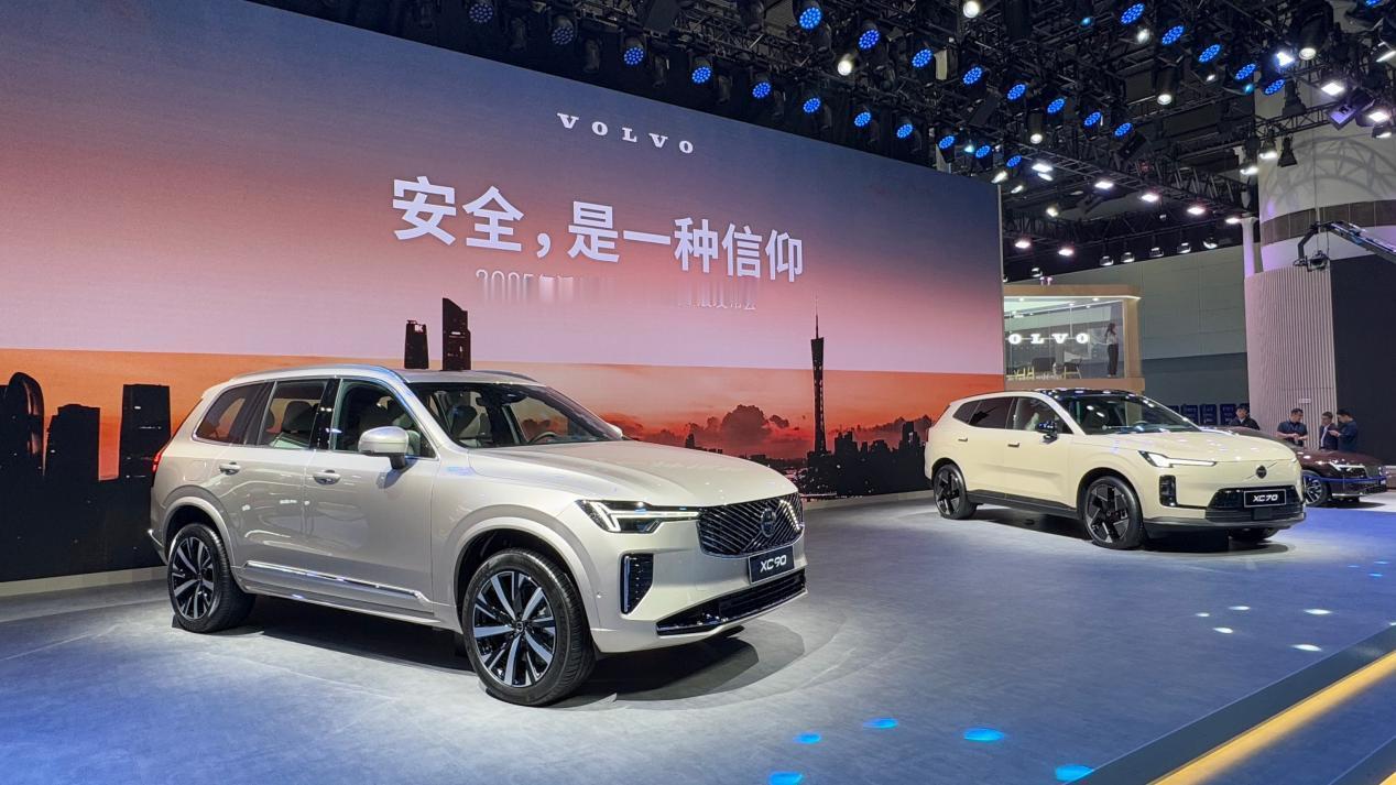2025年广州车展如约而至，沃尔沃品牌展台备受关注。
在众多车迷的期待中，202