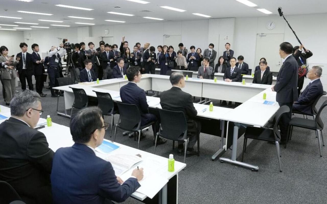 【日本自民党与维新会就修改宪法第九条存在的分歧举行磨合磋商。“反对战争·学习过去