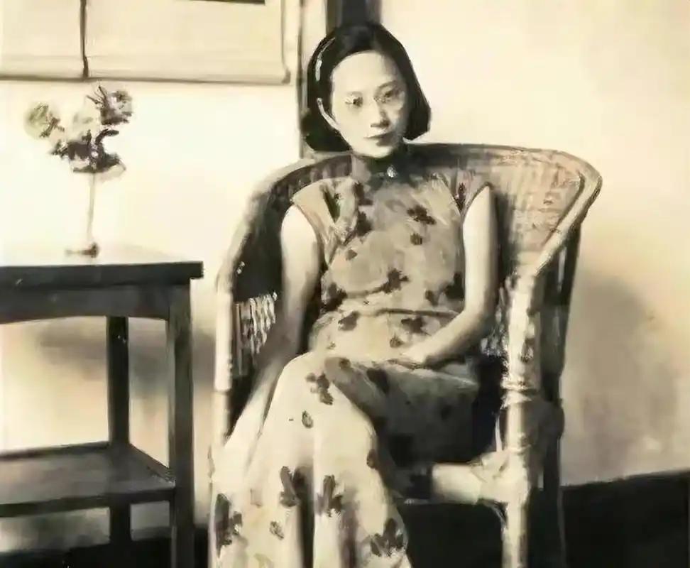 她身为豪门闺秀，却下嫁给了穷小子，直至90岁依旧被爱人宠成公主。
 
即便到了9