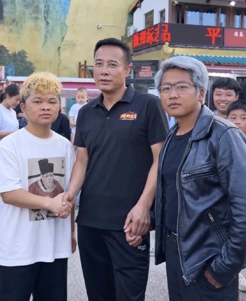 这三个人是谁呀？
我怎么一个都不认识呢？现在的首富都这么低调吗？

现代网友玩的