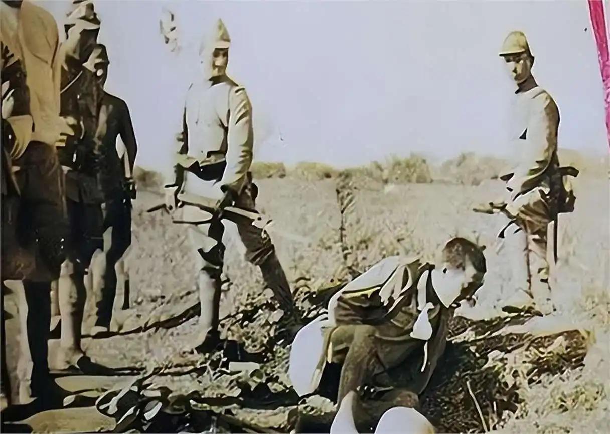 研究日军侵华，会发现日军和德军最大的不同是，德军是做坏事的职业军人，他们杀人只是