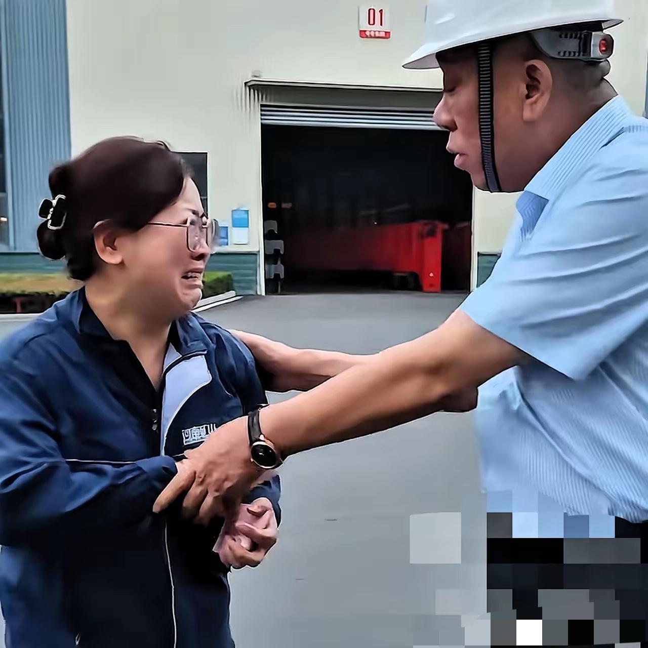 “自愿加班”四个字，在她脸上碎得彻彻底底。

河南矿山的女工甄永红坐在车间里，面