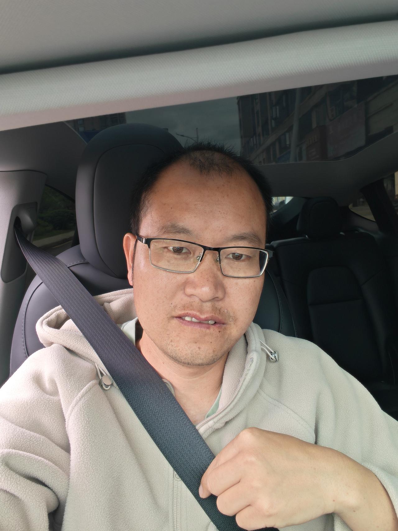 开车系安全带就跟交易里的止损是一样的，，交易里的止损、仓位管理其实就是干这个的。