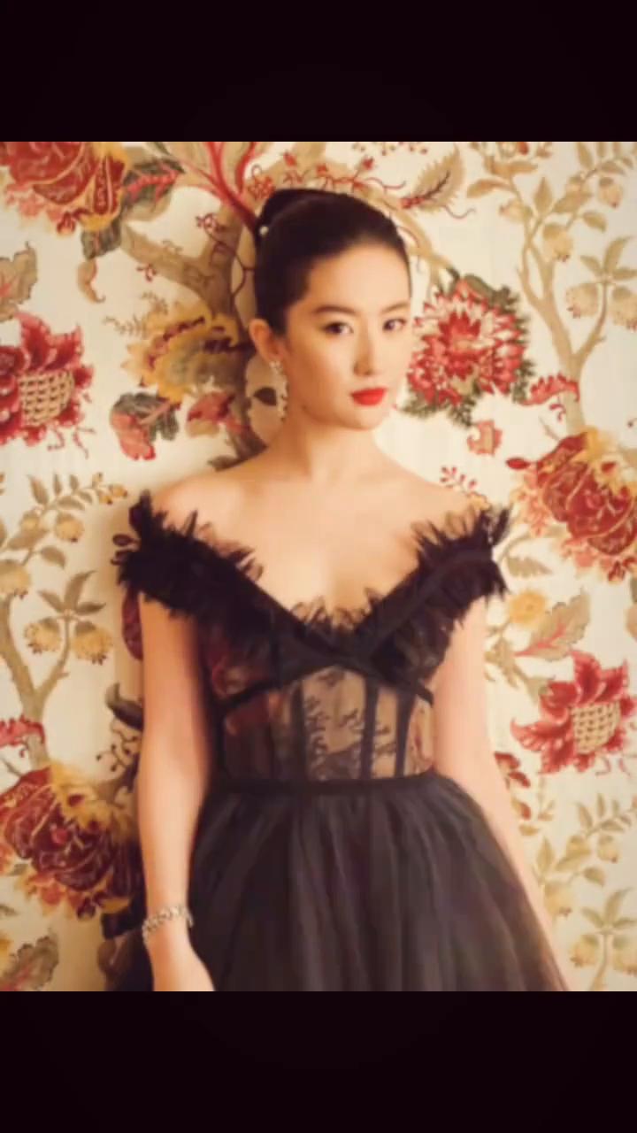 梦里百花盛开，存在没有意义。付过般爱，换到千般恨方。已经变痛袋。