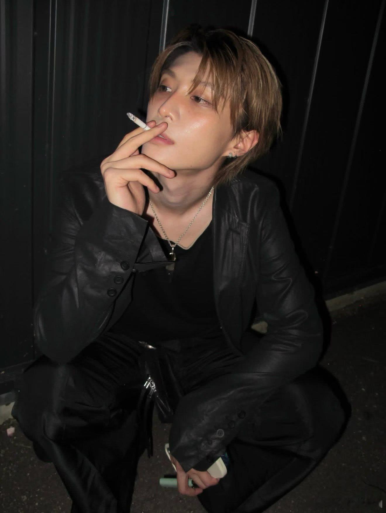 范丞丞ins发抽烟照我觉得这没什么吧 这只会让我觉得他更帅了也不是在公开场合抽的