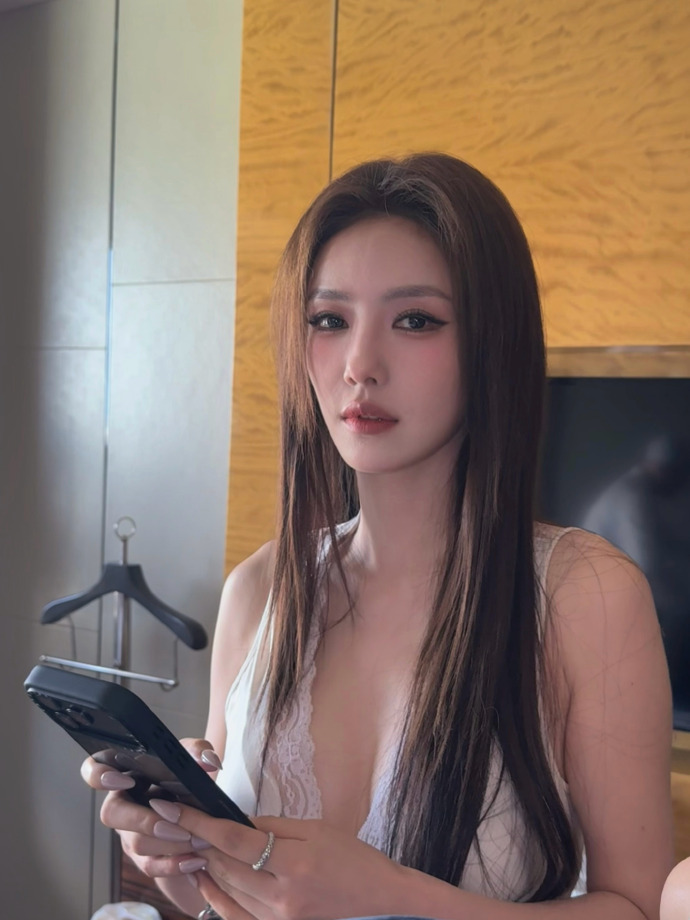 金鹤龙给蔡文静化微醺野生美女妆反复翻看这组图，真心被妆造打动。摒弃刻板工整的妆容