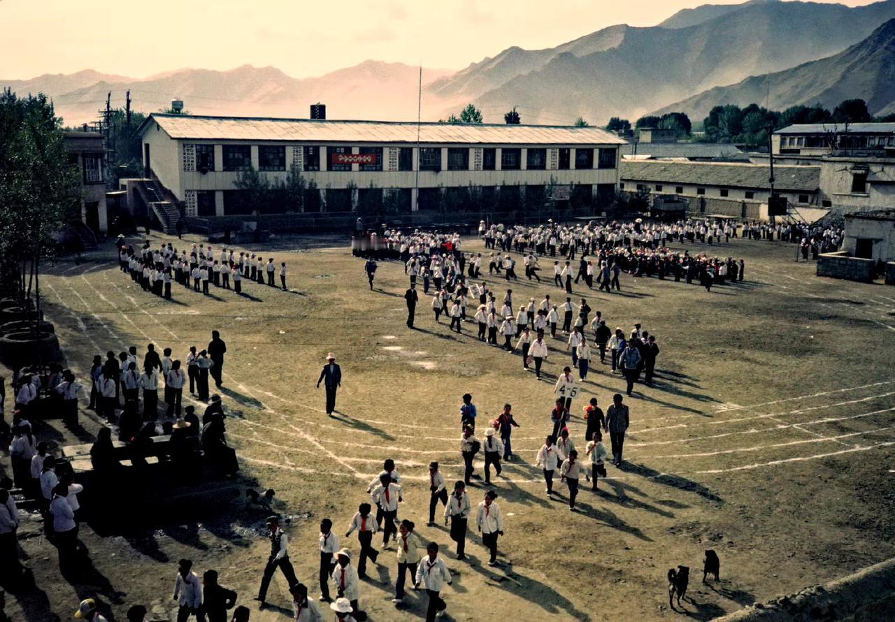 学校的操场上，拉萨，1985年摄。 ​​​
