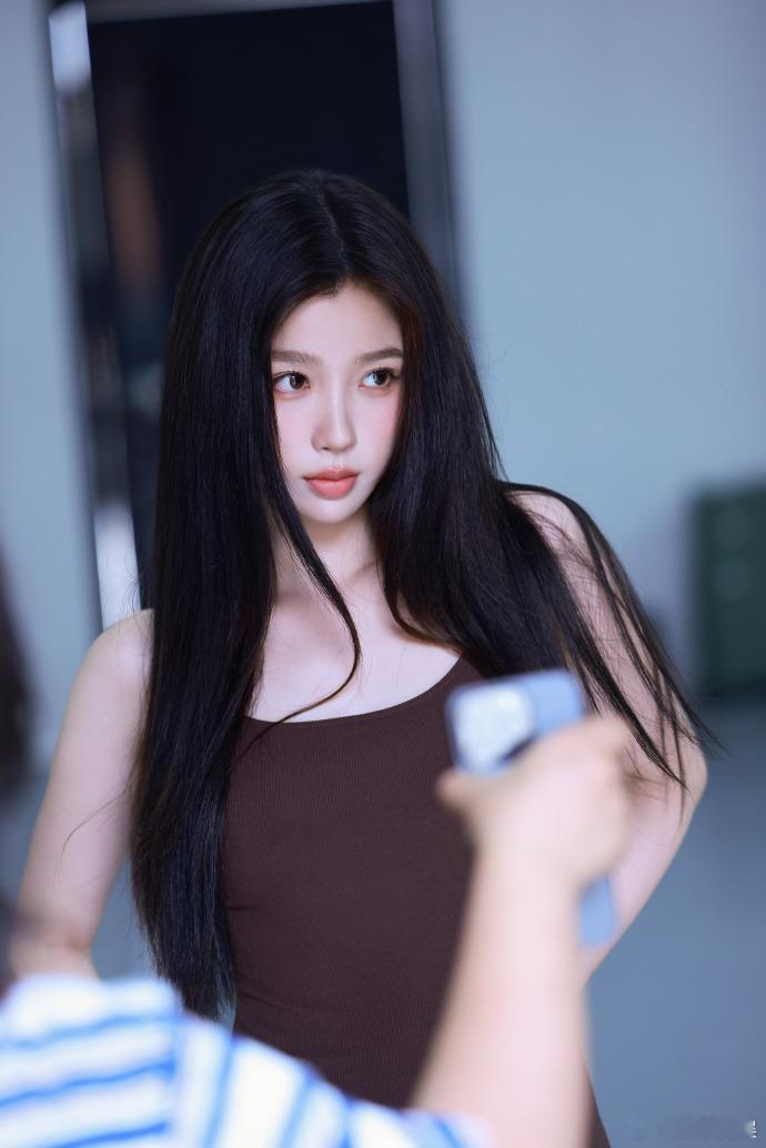 #虞书欣棕色紧身长裙##虞书欣美拉德吊带裙# 虞书欣在美拉德吊带紧身长裙的衬托下