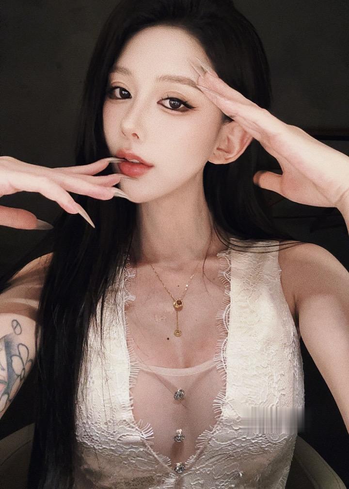 小时候以为 傍大款是贬义词 长大发现这是综合实力的体现