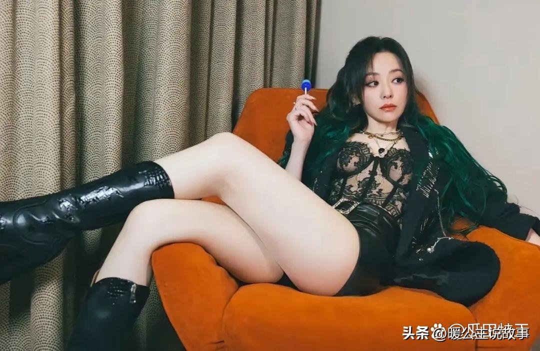 张靓颖往沙发上一坐，那状态真的绝了，皮肤白得像自带柔光又耐看，妥妥的雪肤花貌本人