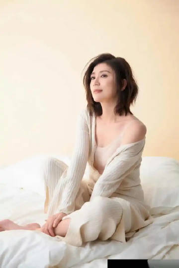 贾静雯大女儿为亲爸继父庆生 前夫现任同天生日，冥冥之中啊~有这样的女儿是非常的幸