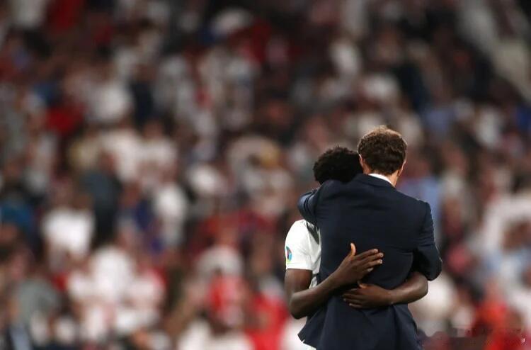 英格兰队苦练罚点球2026美加墨世界杯1/16决赛在即，英格兰队不敢有丝毫懈怠。